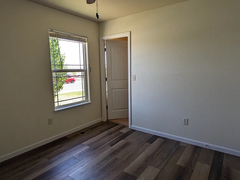 10x10 bedroom/office