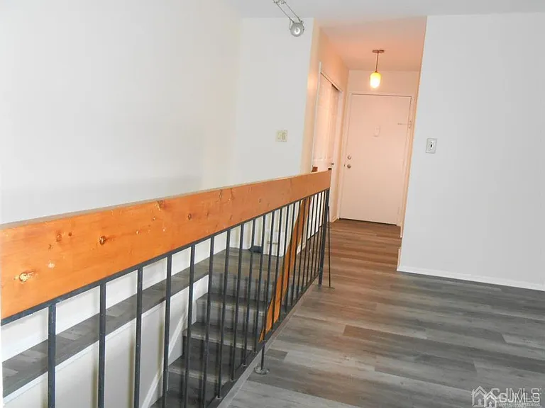 512 Sharon Gdn — Photo 16