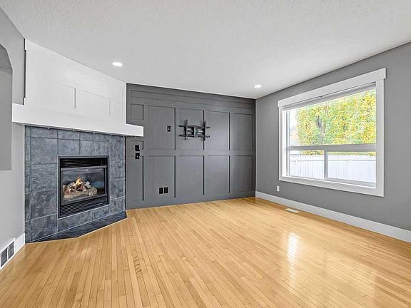 4th image of 195 E Cranwell Cres SE