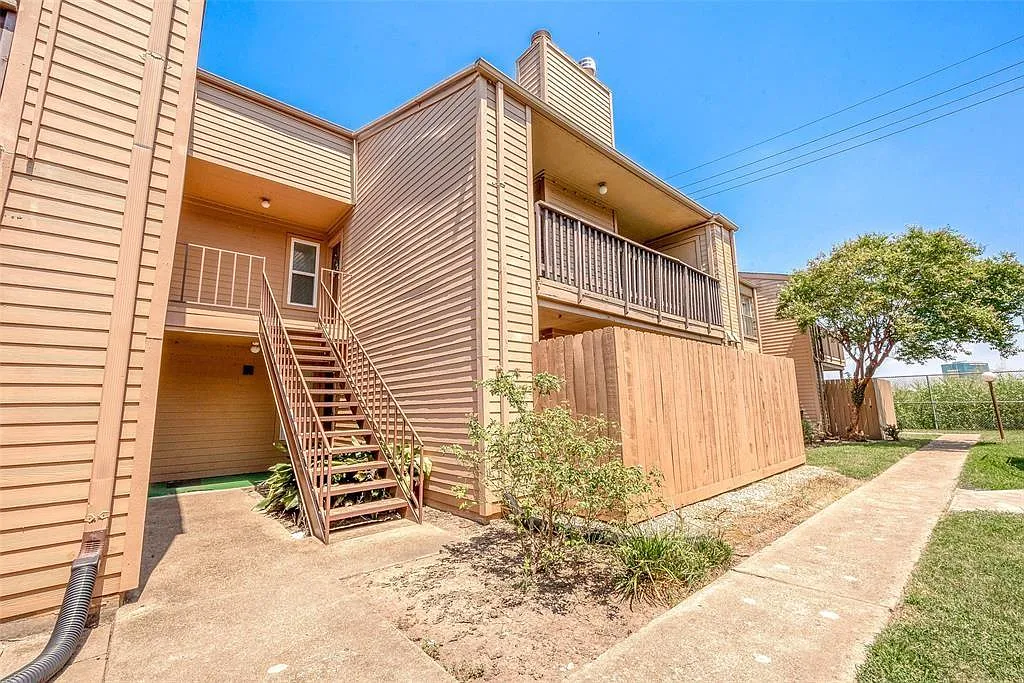 2 bed, 2.0 bath, 946 sqft, $1,400 — Photo 2
