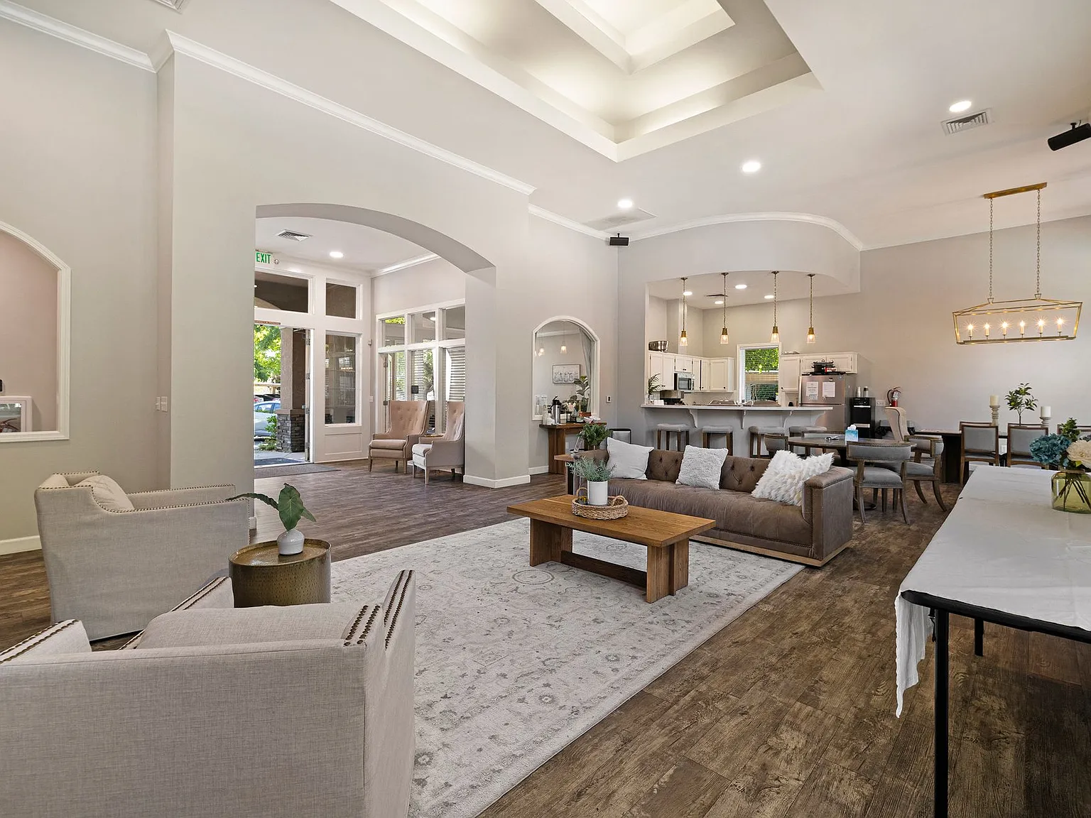 Sterling Oaks Luxury Apartments — Photo 2