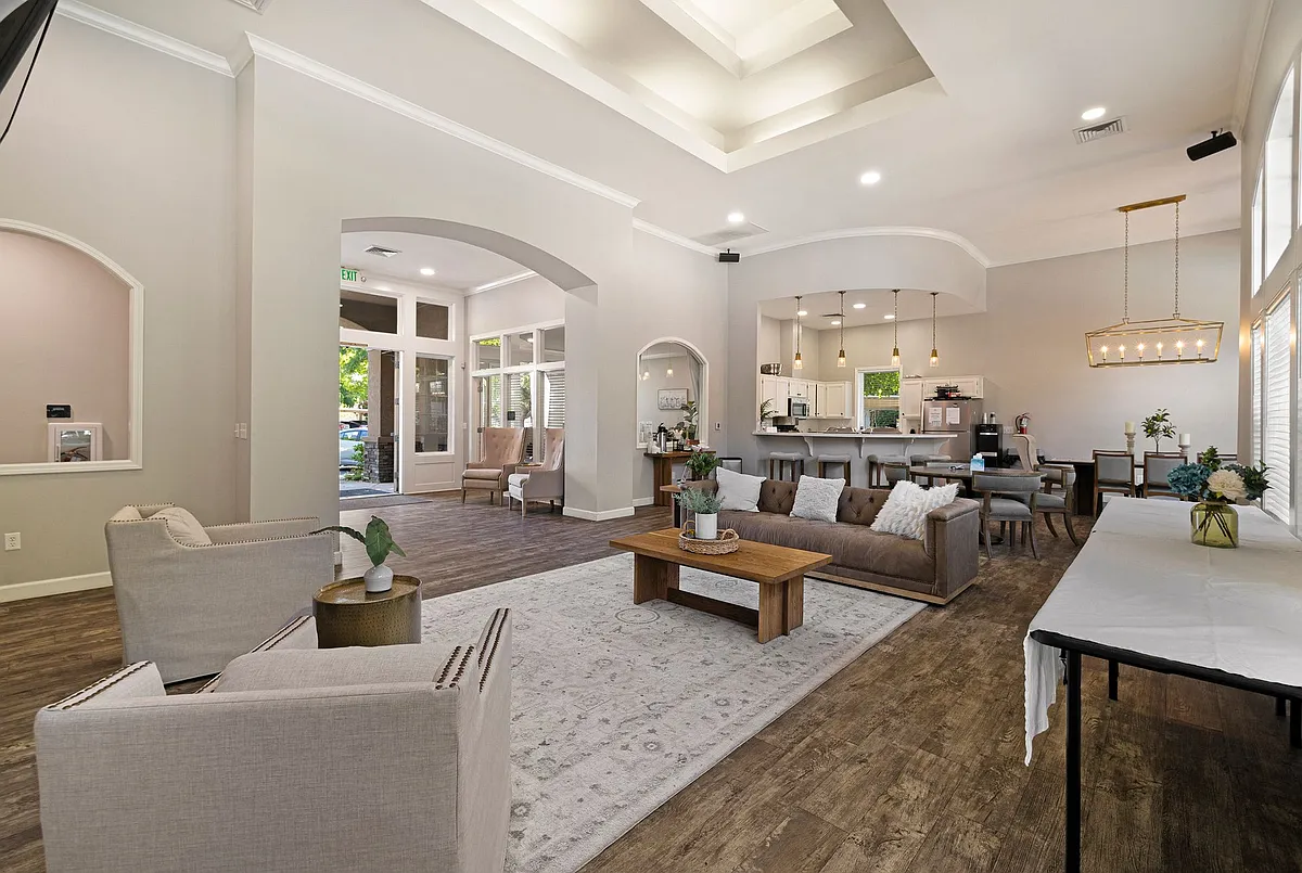 Building Photo - Sterling Oaks Luxury Apartments