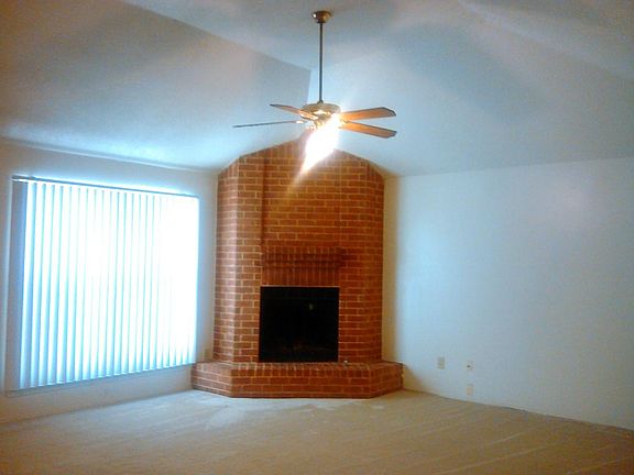 family room w/fireplace