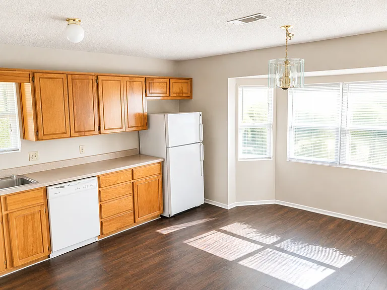 2605 Transit Dr — Photo 2