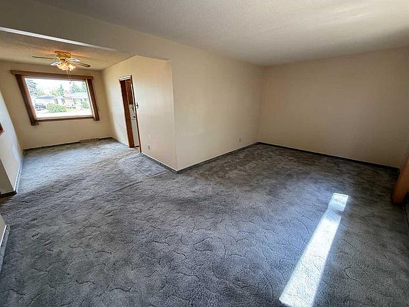 4th image of 105 NE Poplar Pl