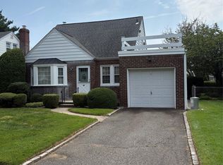 38 Surrey Rd, New Hyde Park, NY 11040