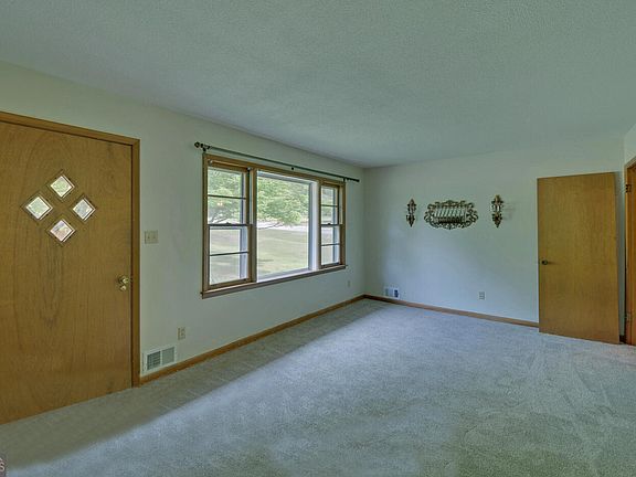 5th image of 586 Collins Rd