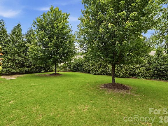 5th image of 524 Rosemary Ln