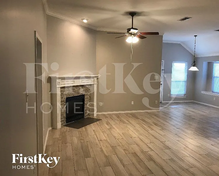 3 bed, 2.0 bath, 1492 sqft, $2,390 — Photo 2