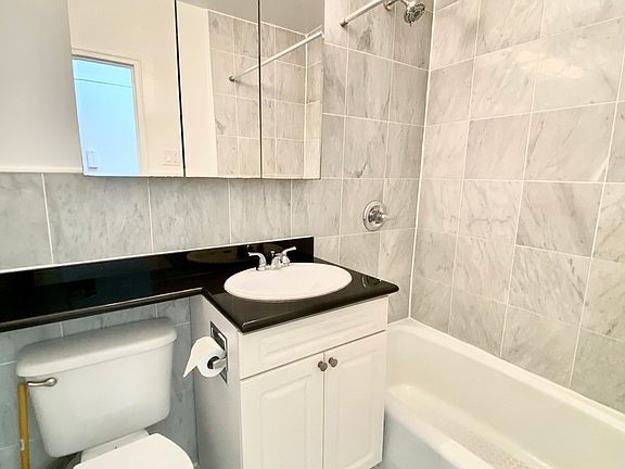 4th image of 882 Lexington Ave #2B