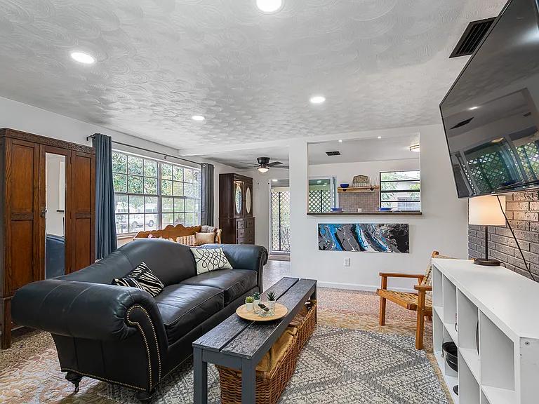 E Grove St — Photo 2