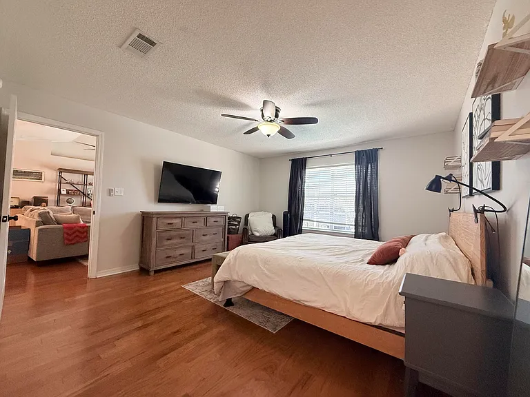 2414 Heritage Cir — Photo 18