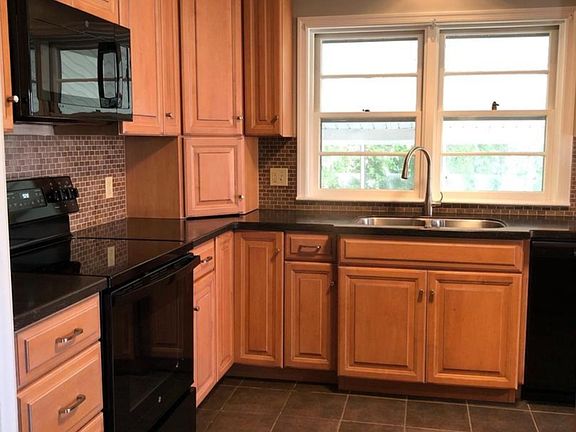 4th image of 913 Brighton Ave