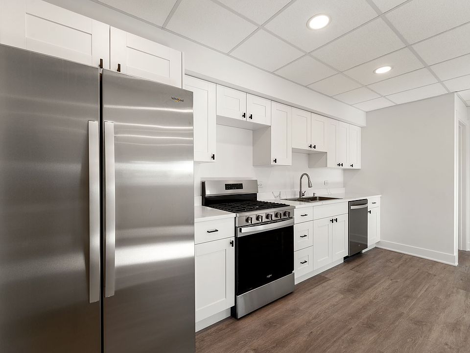 Modern NEW Kitchen -
Dishwasher, Gas Stove, Huge Fridge, large sink