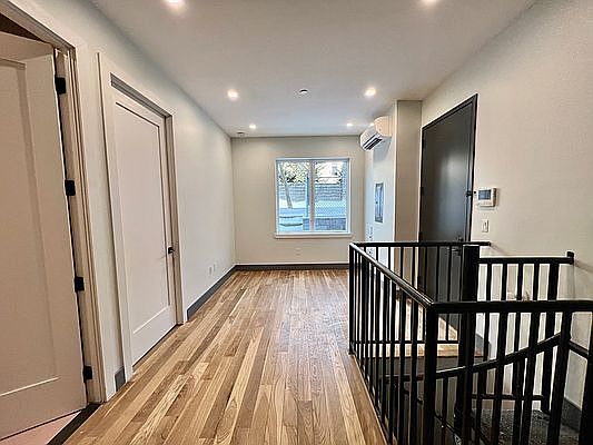 4th image of 209 Montrose Ave #1D