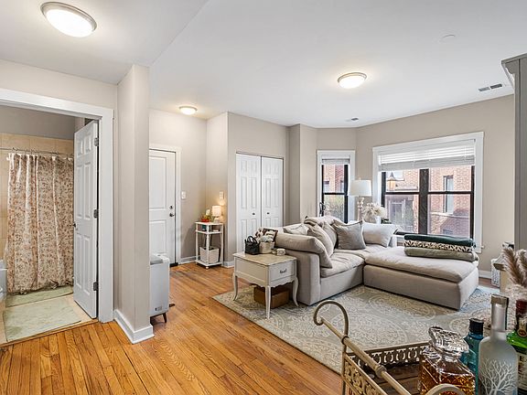 2nd image of 901 W Cornelia Ave APT 1N