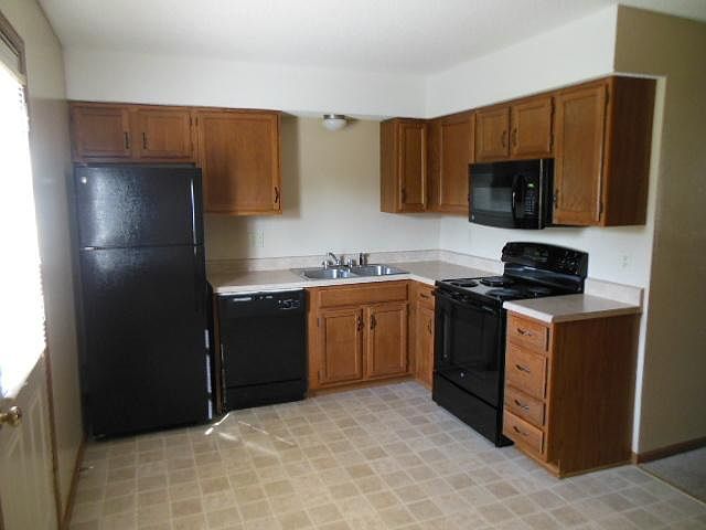eat-in kitchen