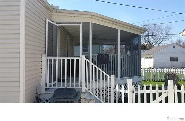 1642 Oxford Rd — Photo 17