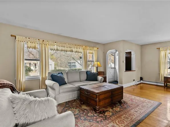 22 Elmwood Dr, Bristol, RI 02809