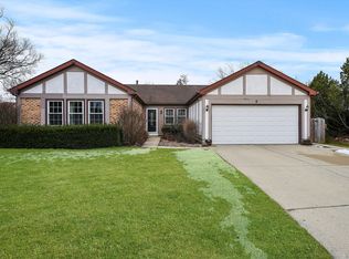 8 Newtown Ct W, Buffalo Grove, IL 60089