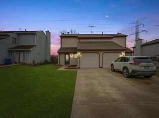 990 Autumn Ln, Aurora, IL 60505