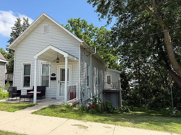 2nd image of 832 Beecher St