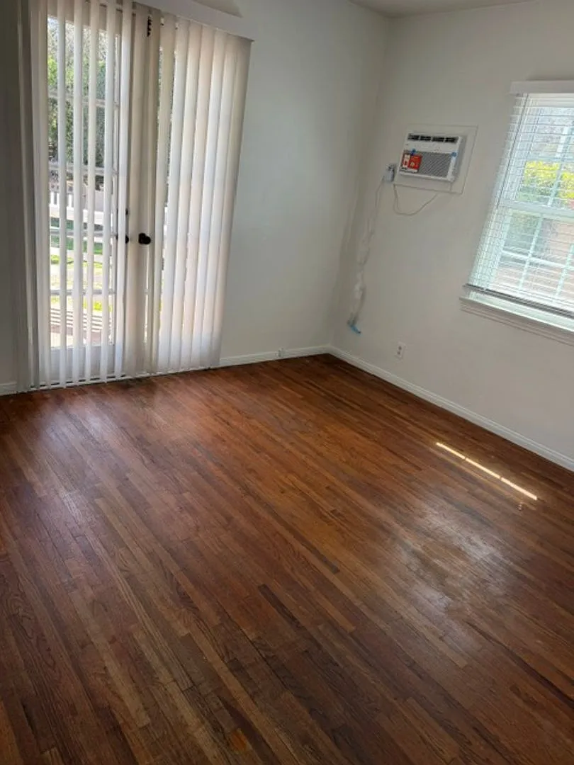 Spectacular 3 Bedroom 2 bath home close to the beach — Photo 4