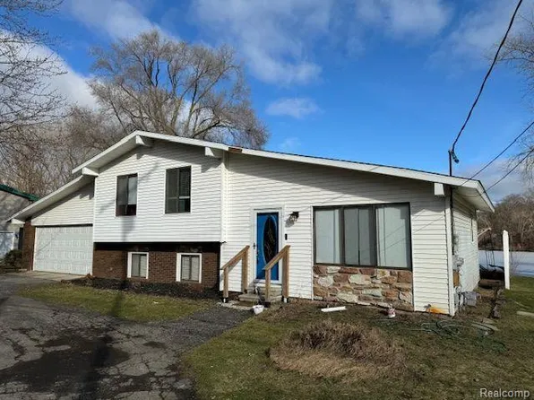 4672 Strathcona, Highland, MI 48357