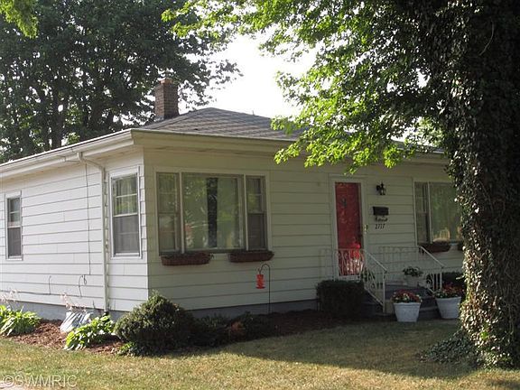 2nd image of 2717 Thayer Dr