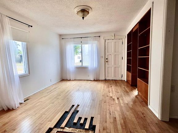 4th image of 409 N 3rd Ave E