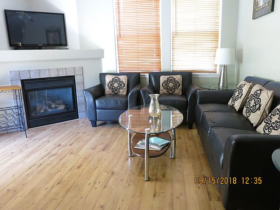 LIVING ROOM W FIREPLACE