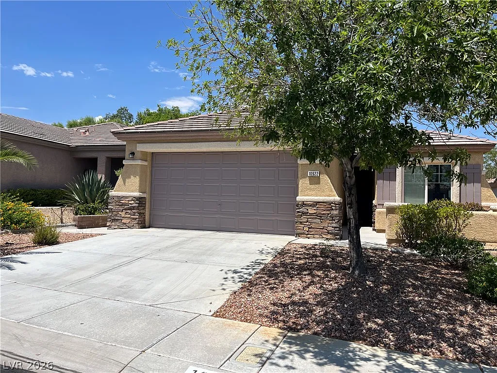 3 bed, 2.0 bath, 1885 sqft, $2,350 — Photo 3