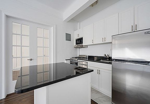 5th image of 347 W 55th St APT 8C