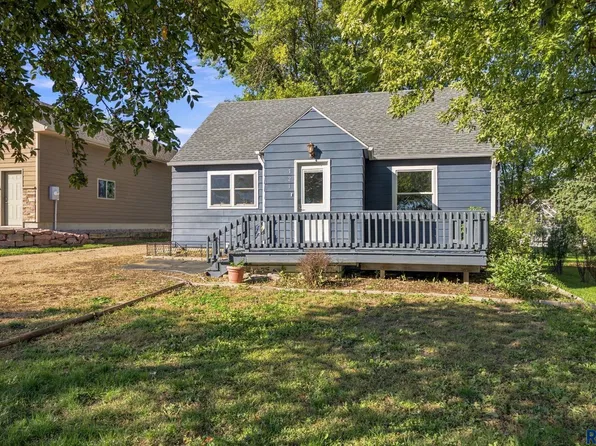 321 N Center Ave, Garretson, SD 57030