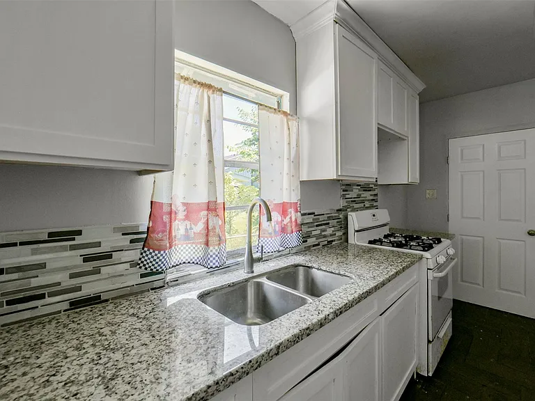 220 Engel St — Photo 9