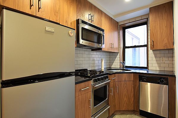2nd image of 119 Baxter St #9RR