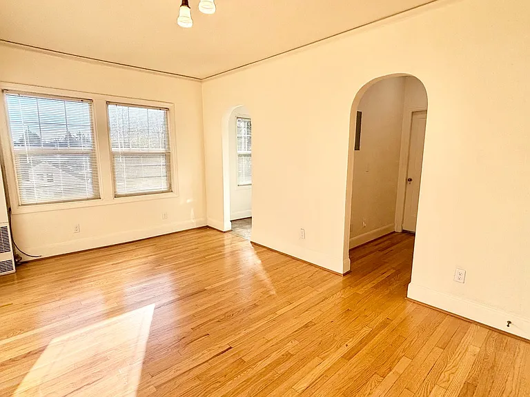 T0108 - Laurelview Apartments — Photo 7