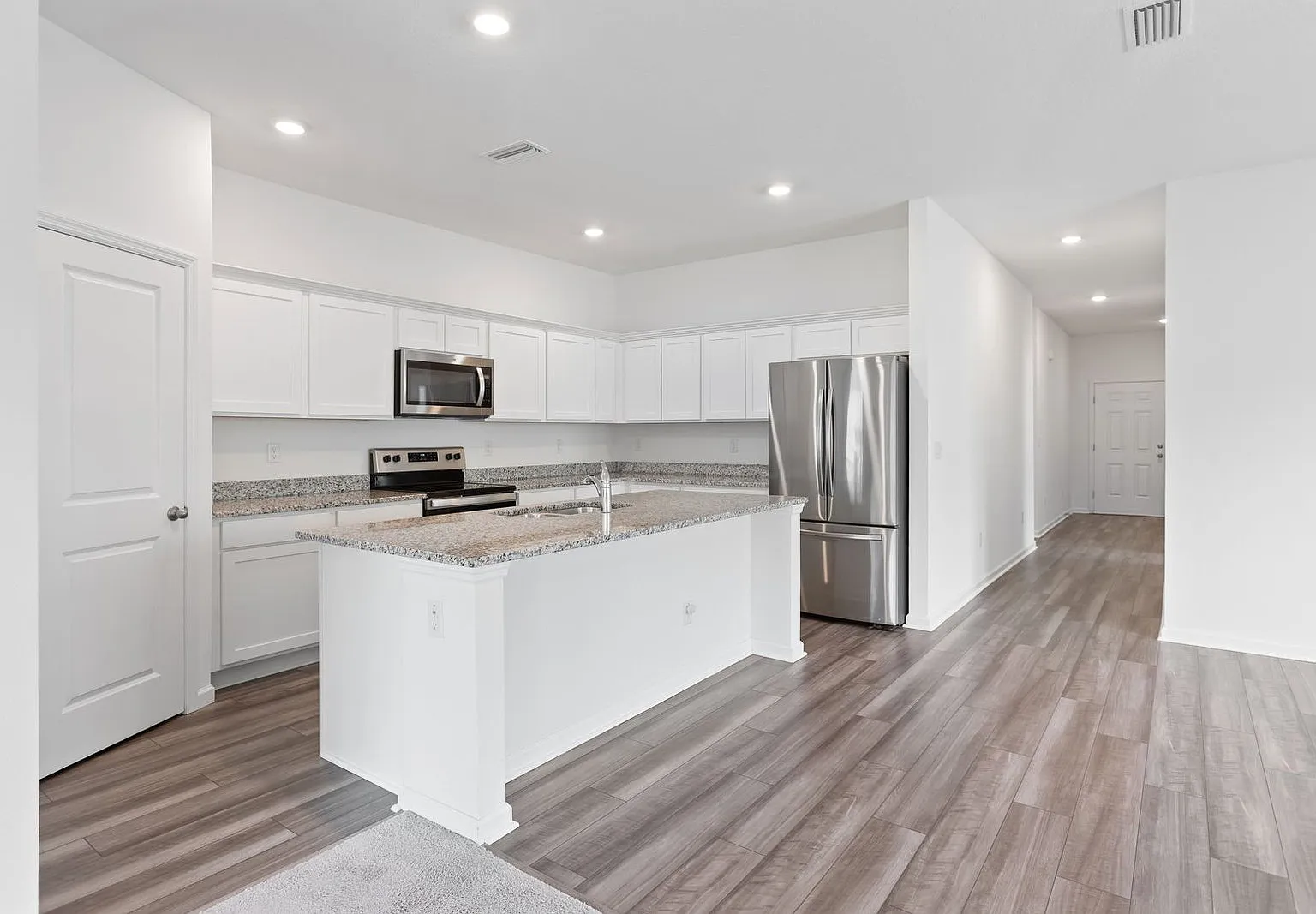 4 bed, 3.0 bath, 1900 sqft, $2,450 — Photo 4