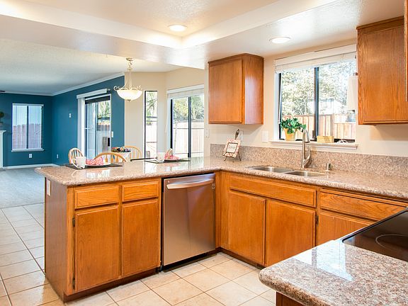 3rd image of 605 Bluerock Dr