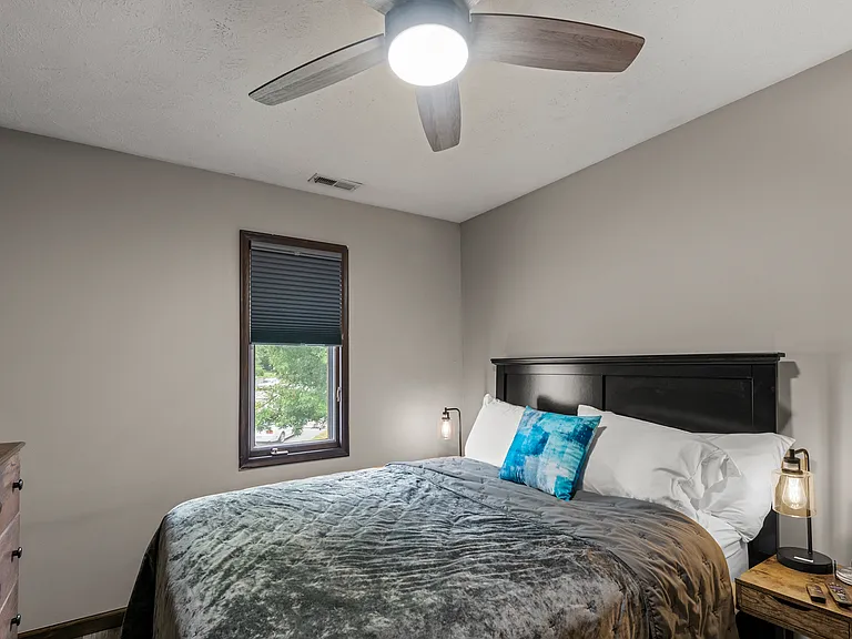 5008 NW Radial Hwy #2 — Photo 36
