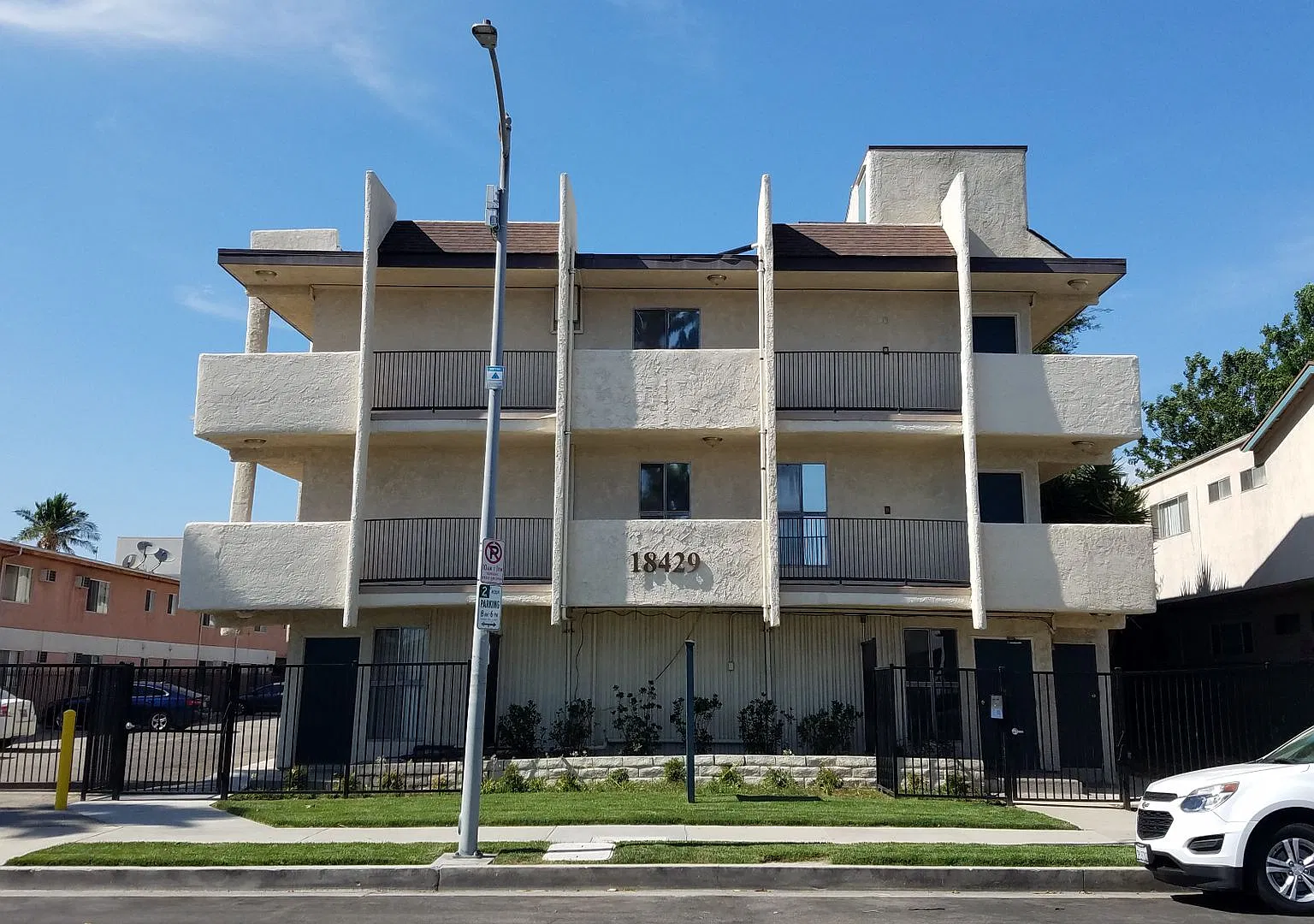 37 unit building close to CSUN! — Photo 1