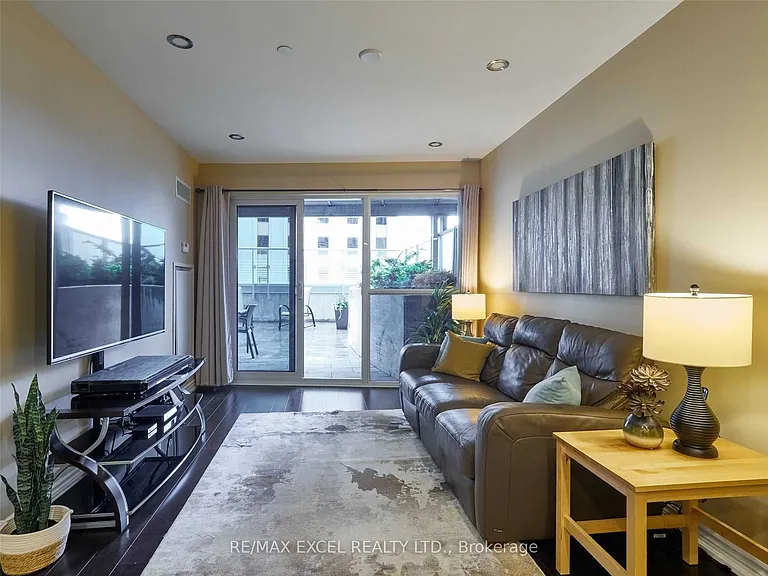 386 Yonge St #503 — Photo 17