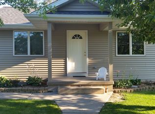6 Virginia Dr, Muscatine, IA 52761