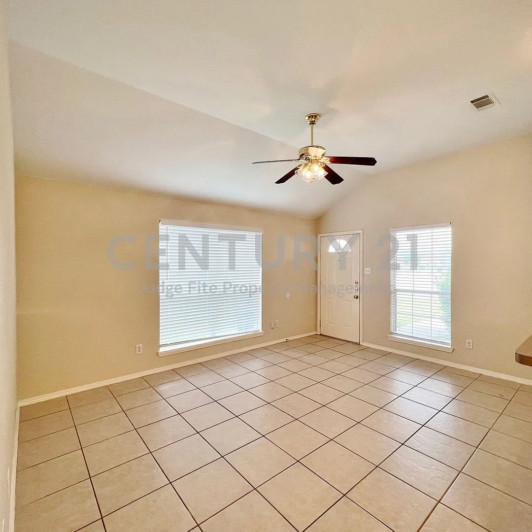 Nice 3/2/1 Duplex in Crowley ISD For Rent! — Photo 3