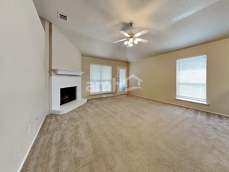 721 Nancy Dr — Photo 5