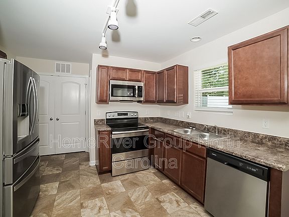 3rd image of 141 Stonewall Ln