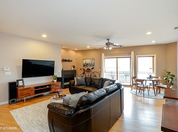3rd image of 1621 W North Ave