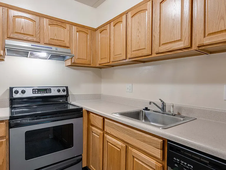 Parkway Apartments — Photo 13