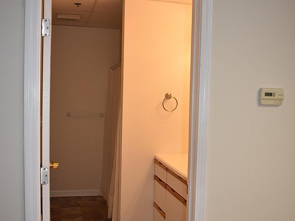 3rd image of 75 Wall St APT 2