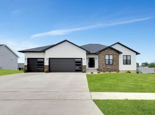 210 Willow Oak Dr, Hudson, IA 50643